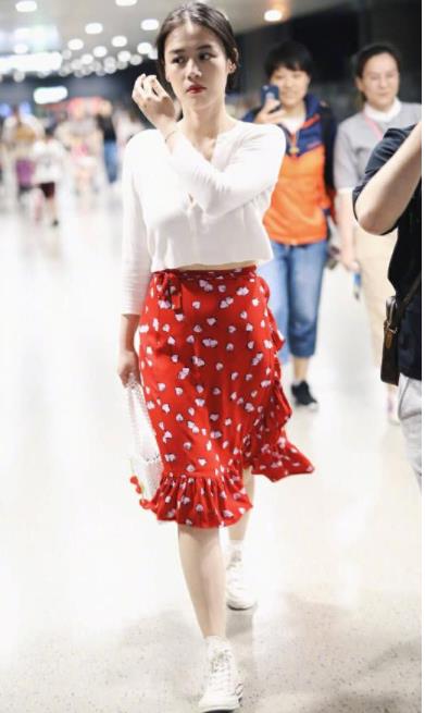 马思纯短裙秀美腿：俏皮又减龄小女人味（图）