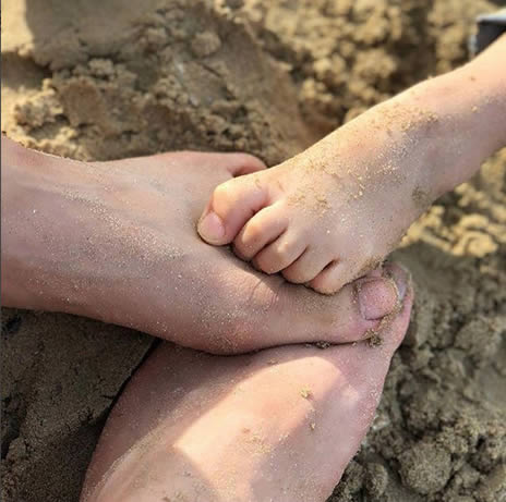 汤唯晒丈夫女儿合影：温馨幸福一家人（图）