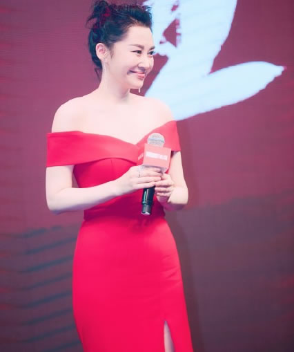 许晴红裙秀香肩:少女般红光满面性感时尚(图) 许晴红裙秀香肩:少女般红光满面性感时尚(图)