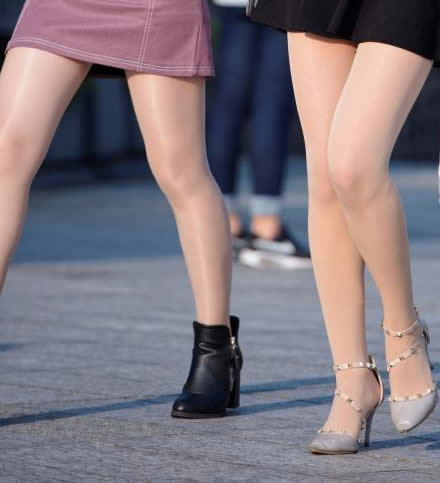 美女穿丝袜:女人丝袜这样穿你穿对了吗 美女穿丝袜:女人丝袜这样穿你穿对了吗