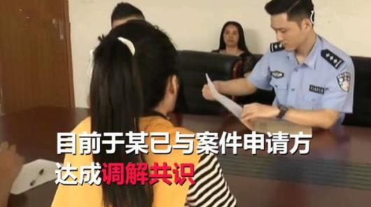 痴情女借钱养男友：女友痴心痴迷还是男友