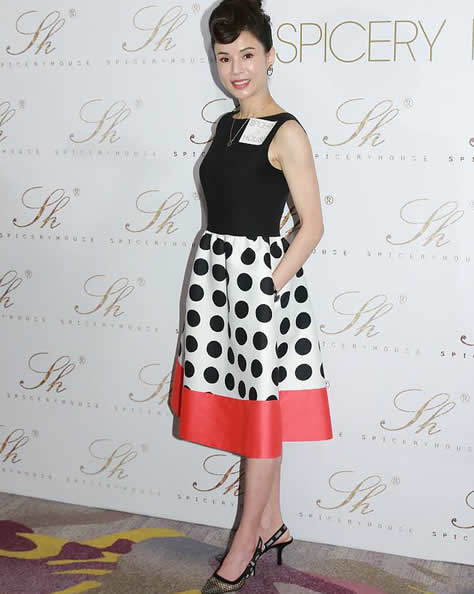 李若彤穿裙现身：状态好肤光滑惹人羡（图）