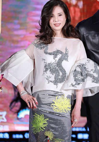 李若彤穿裙现身：状态好肤光滑惹人羡（图）