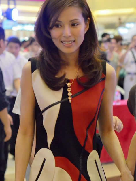 李若彤穿裙现身：状态好肤光滑惹人羡（图）