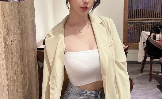 女性平胸经络丰胸推拿方法步骤：推拿胸部搭配丰胸胸食物