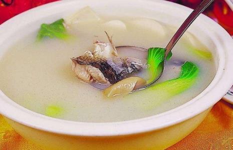 女性平胸经络丰胸推拿方法步骤：推拿胸部搭配丰胸胸食物