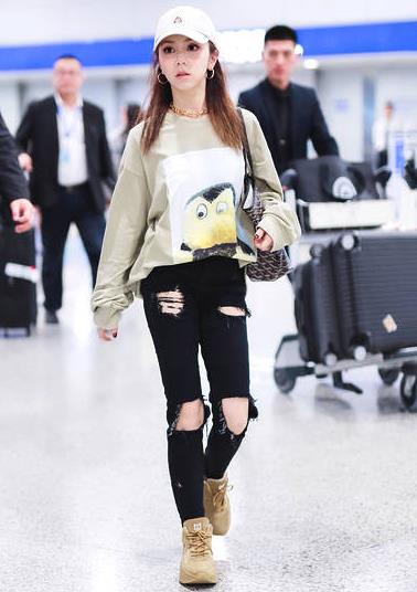 邓紫棋少女感十足:白色卫衣和牛仔裤可爱活力满满 邓紫棋少女感十足:白色卫衣和牛仔裤可爱活力满满