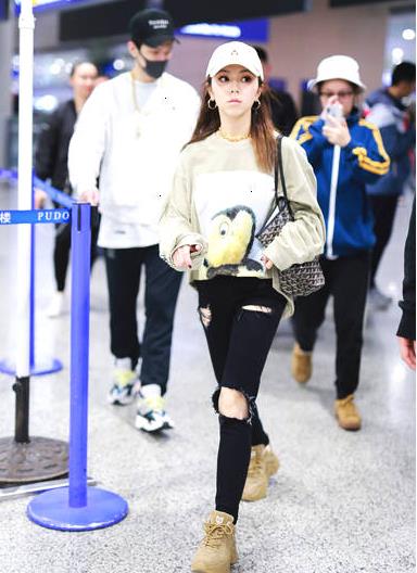 邓紫棋少女感十足:白色卫衣和牛仔裤可爱活力满满 邓紫棋少女感十足:白色卫衣和牛仔裤可爱活力满满