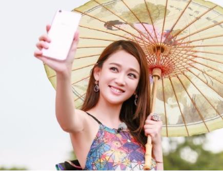 邓紫棋少女感十足:白色卫衣和牛仔裤可爱活力满满 邓紫棋少女感十足:白色卫衣和牛仔裤可爱活力满满