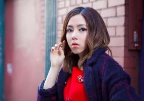 邓紫棋少女感十足:白色卫衣和牛仔裤可爱活力满满 邓紫棋少女感十足:白色卫衣和牛仔裤可爱活力满满