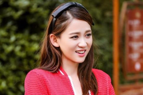 邓紫棋少女感十足:白色卫衣和牛仔裤可爱活力满满 邓紫棋少女感十足:白色卫衣和牛仔裤可爱活力满满