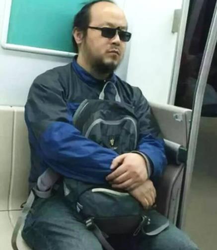 49岁窦唯被偶遇：一代摇滚天王如今这个样子（图）