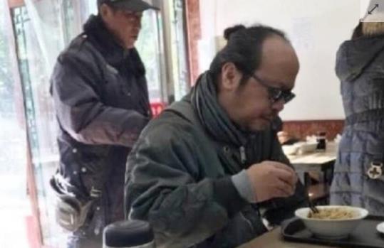 49岁窦唯被偶遇：一代摇滚天王如今这个样子（图）