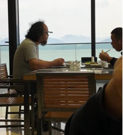 49岁窦唯被偶遇：一代摇滚天王如今这个样子（图）