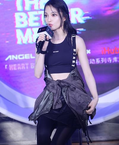 张韶涵大秀小蛮腰：背心搭配短裙,衣品好到爆炸