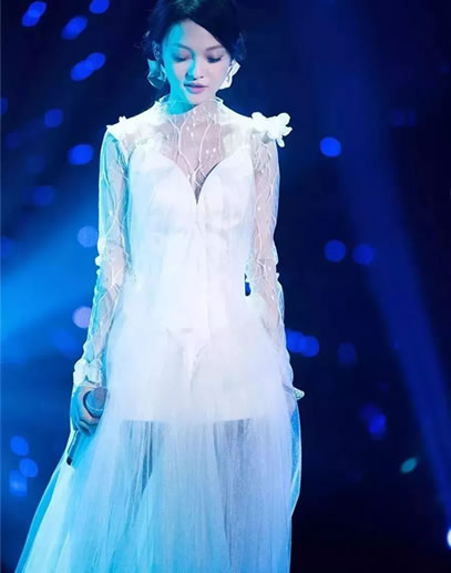 张韶涵大秀小蛮腰：背心搭配短裙,衣品好到爆炸