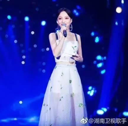 张韶涵大秀小蛮腰：背心搭配短裙,衣品好到爆炸