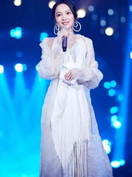 张韶涵大秀小蛮腰：背心搭配短裙,衣品好到爆炸