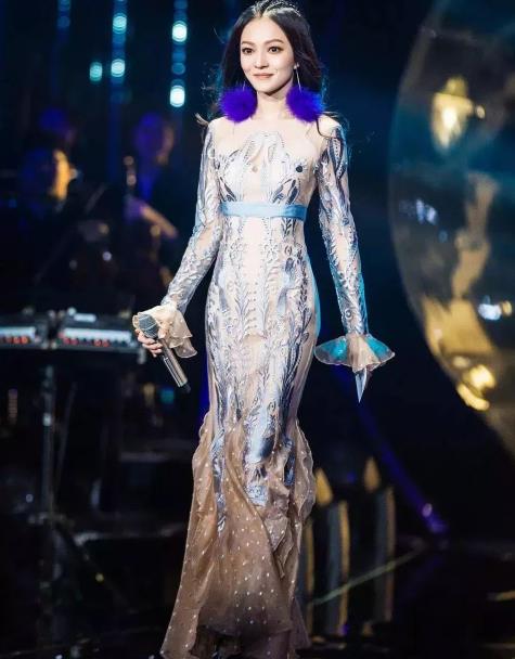 张韶涵大秀小蛮腰：背心搭配短裙,衣品好到爆炸