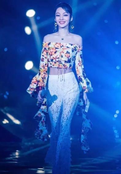 张韶涵大秀小蛮腰：背心搭配短裙,衣品好到爆炸