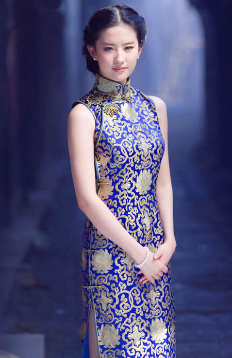 神仙姐姐黑旗袍再现：鹅蛋脸配黑色旗袍美出新高且惊艳