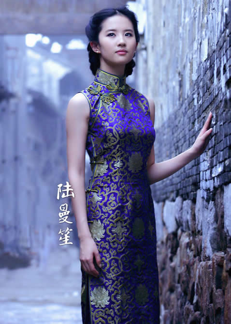 神仙姐姐黑旗袍再现：鹅蛋脸配黑色旗袍美出新高且惊艳