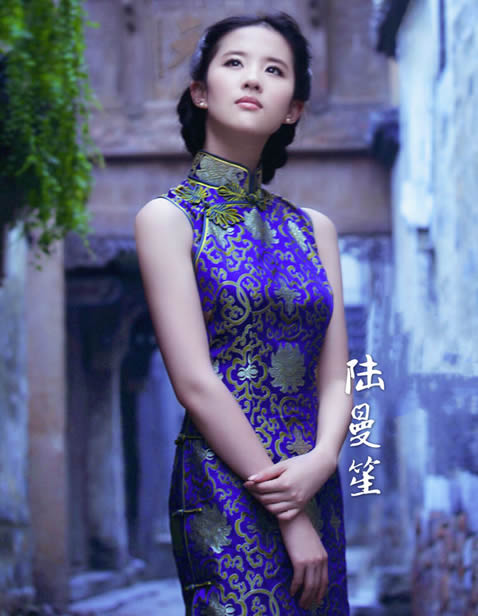 神仙姐姐黑旗袍再现：鹅蛋脸配黑色旗袍美出新高且惊艳