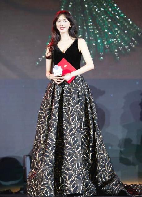 林志玲妩媚显飘逸：抹胸长礼服优雅妩媚女人味