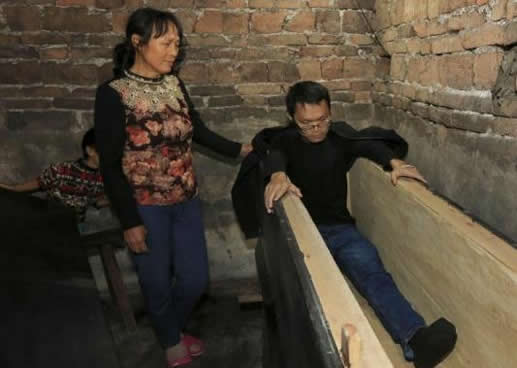 小伙买棺材在家等死：还买小了一点点事件始末揭晓