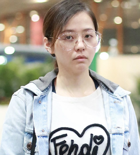 张靓颖素颜气色不佳：苦笑表情像喜剧疲惫显憔悴