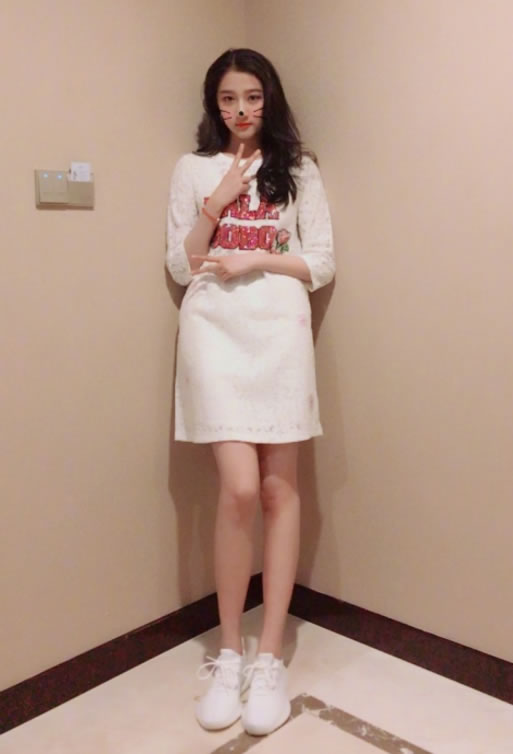 关晓彤闺房堆满杂物：新一代女神关晓彤的闺房近照