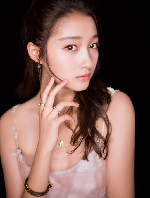 关晓彤闺房堆满杂物：新一代女神关晓彤的闺房近照