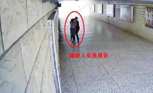 女子校园被猥亵监控记录猥琐一幕色狼猖獗肆无忌惮