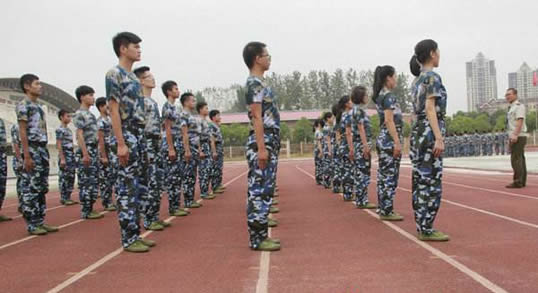 稍息是左脚还是右脚：动作要领步骤这次终于明白了