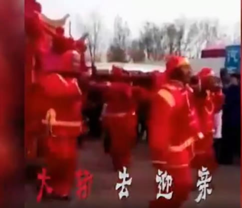 新娘当众从轿子里滚落:少见婚礼画面却尴尬出丑了 新娘当众从轿子里滚落:少见婚礼画面却尴尬出丑了