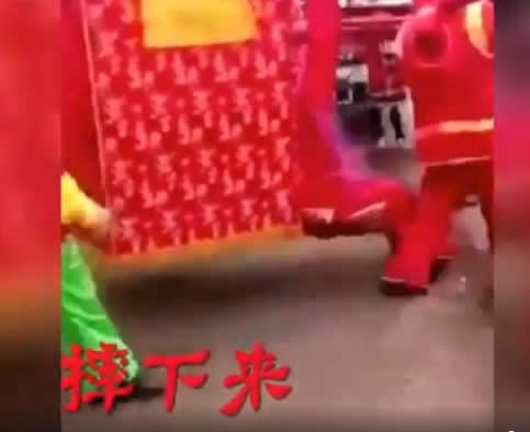 新娘当众从轿子里滚落:少见婚礼画面却尴尬出丑了 新娘当众从轿子里滚落:少见婚礼画面却尴尬出丑了