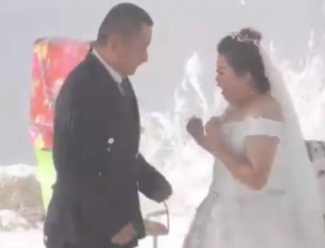 这才是美丽冻人啊:零下17℃雪景下拍婚纱(因为爱情) 这才是美丽冻人啊:零下17℃雪景下拍婚纱(因为爱情)