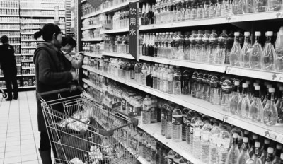 矿泉水瓶上有这样的标签千万别买（生活常识）