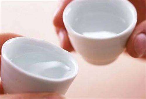 每天喝一点酒对身体到底有无好处(适度有益但有条件) 每天喝一点酒对身体到底有无好处(适度有益但有条件)