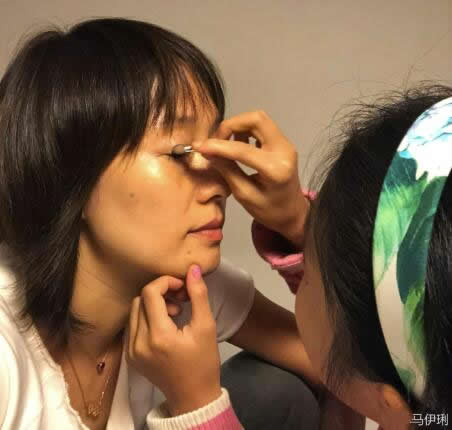 马伊琍女儿为其化妆：画眼影样子可爱（图）