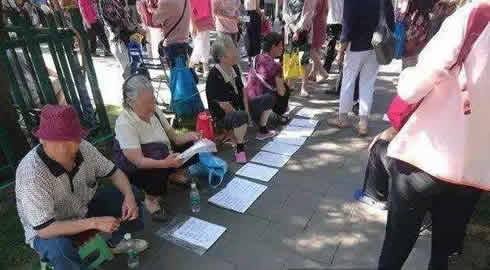 大爷代女儿相亲7年：男人的市场稍微好点还要求漂亮