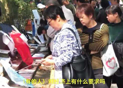 大爷代女儿相亲7年：男人的市场稍微好点还要求漂亮