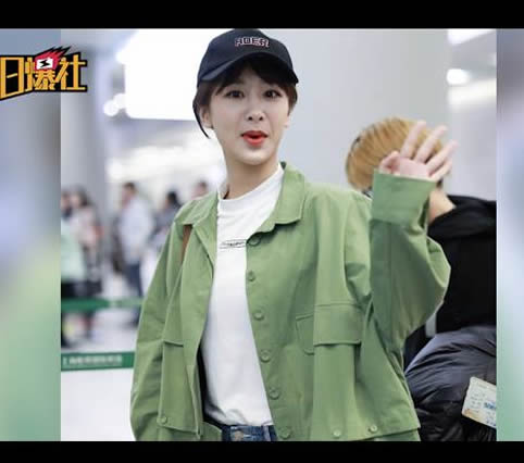 杨紫红唇衬雪肤：裹绿风衣配白T清新靓丽（图）