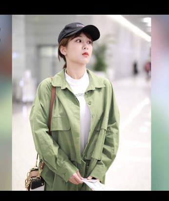 杨紫红唇衬雪肤：裹绿风衣配白T清新靓丽（图）