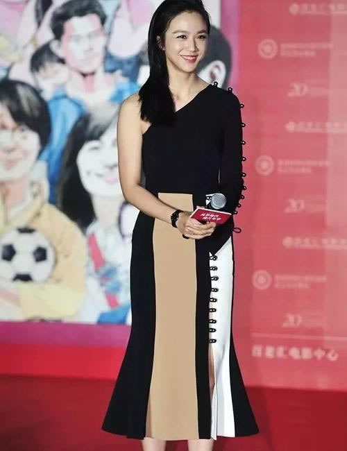 汤唯黑白装简约有范：拼色卫衣清爽青春魅力（图）