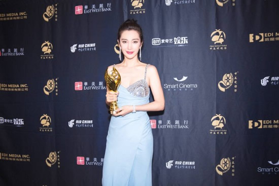 李冰冰获最佳女主角：蓝色吊带裙清凉性感（图）