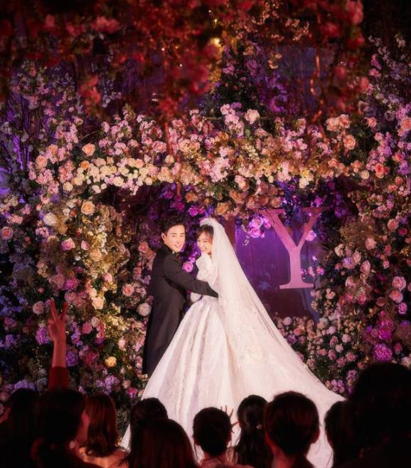 罗晋唐嫣婚礼美照：罗晋绅士优雅,唐嫣纱圣洁美丽