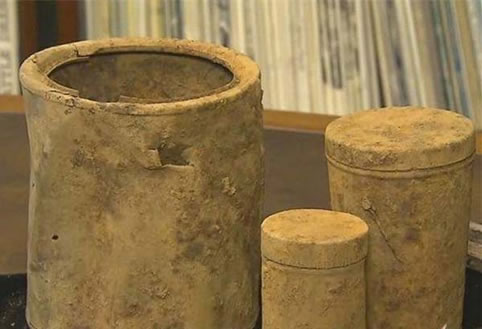 夫妇捡了一破铁罐 里面东西值3.7亿(满满金币一千多块) 夫妇捡了一破铁罐 里面东西值3.7亿(满满金币一千多块)