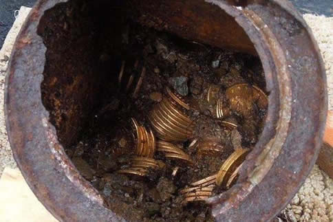 夫妇捡了一破铁罐 里面东西值3.7亿(满满金币一千多块) 夫妇捡了一破铁罐 里面东西值3.7亿(满满金币一千多块)