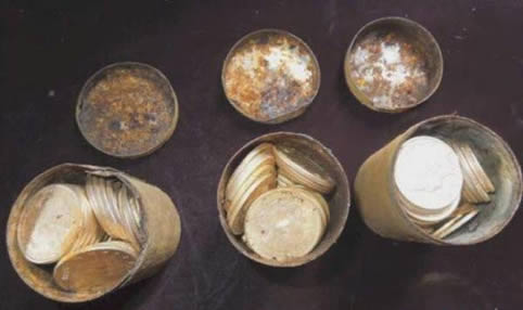 夫妇捡了一破铁罐 里面东西值3.7亿(满满金币一千多块) 夫妇捡了一破铁罐 里面东西值3.7亿(满满金币一千多块)